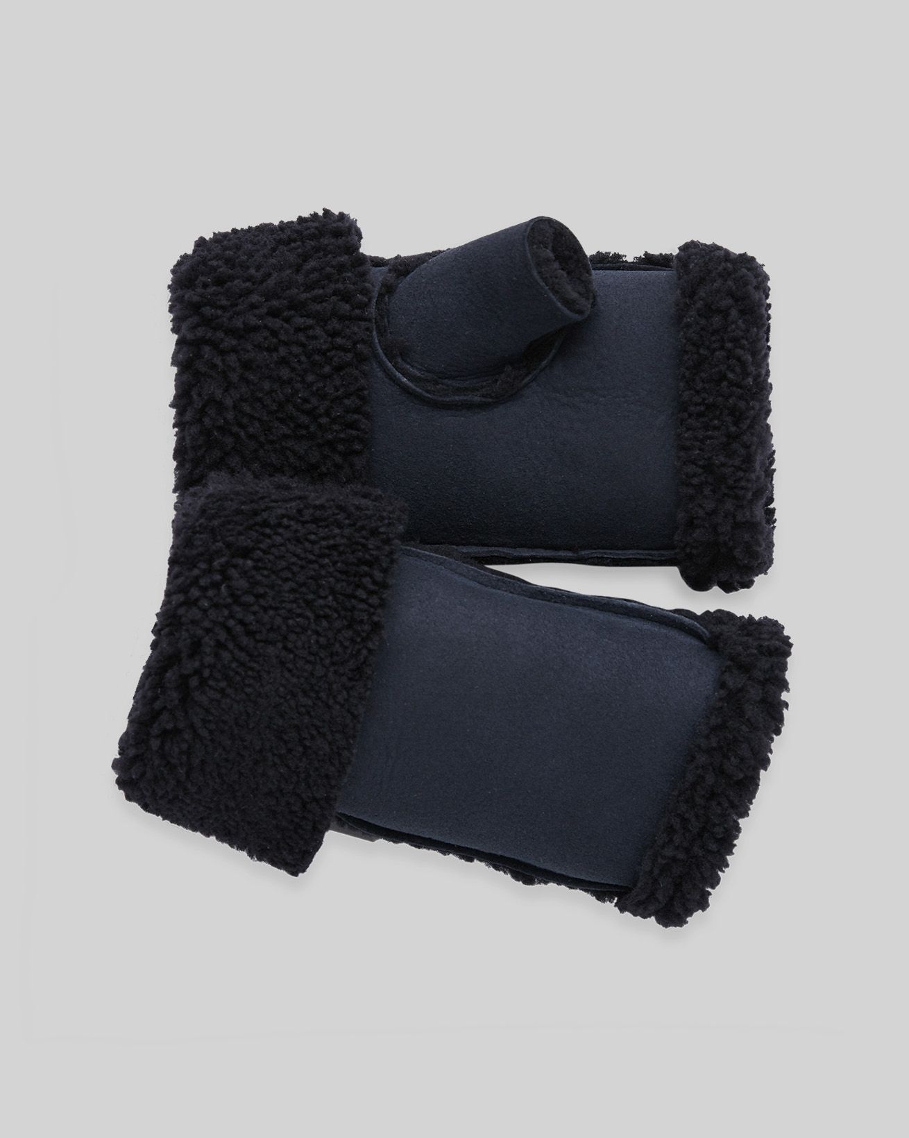 7444_sheepskin-wristwarmers_ink_1_web.jpg