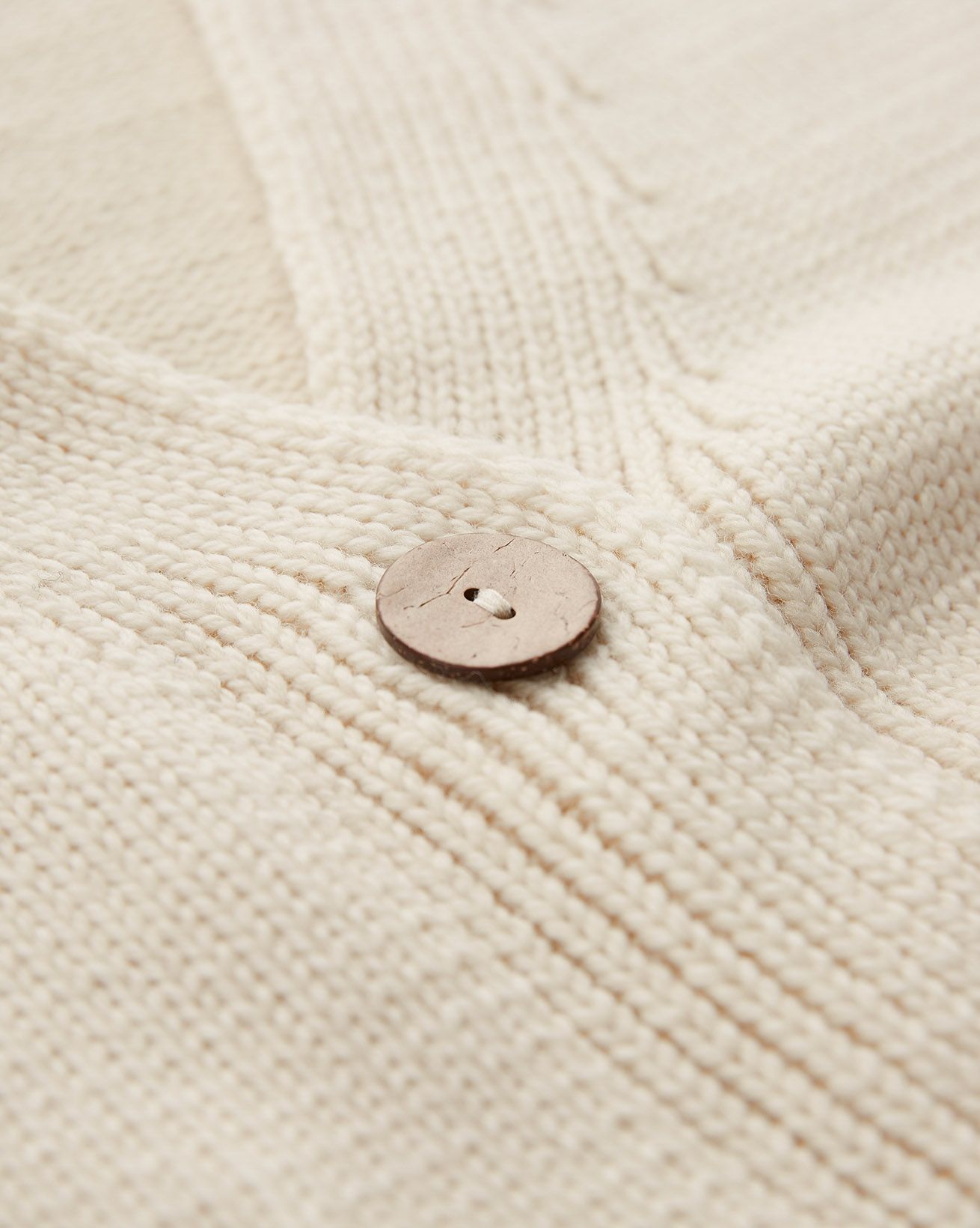 8103_merino-v-neck-cardigan_chalk_detail-1_web.jpg