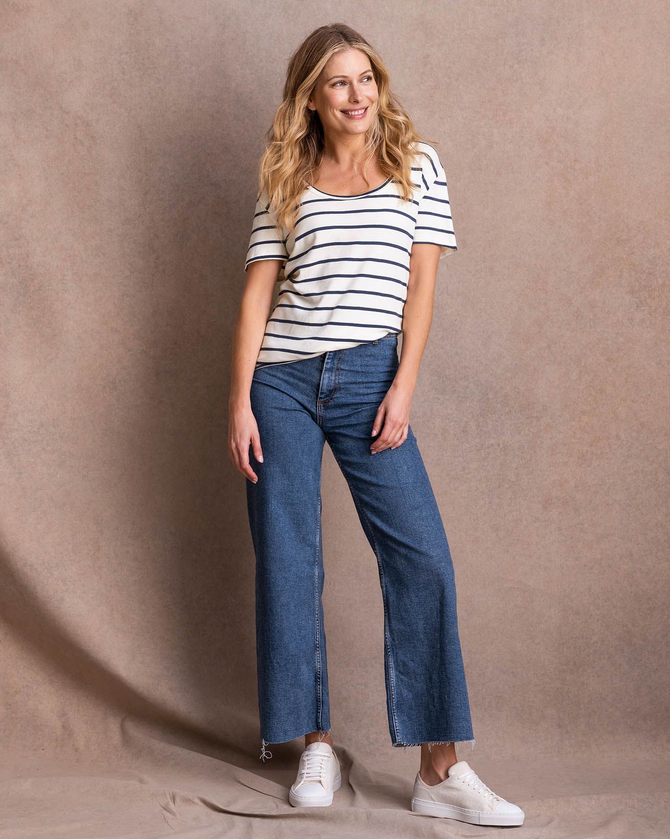 8197-7909_short-sleeve-t-shirt_chalk-navy-stripe-37_web.jpg