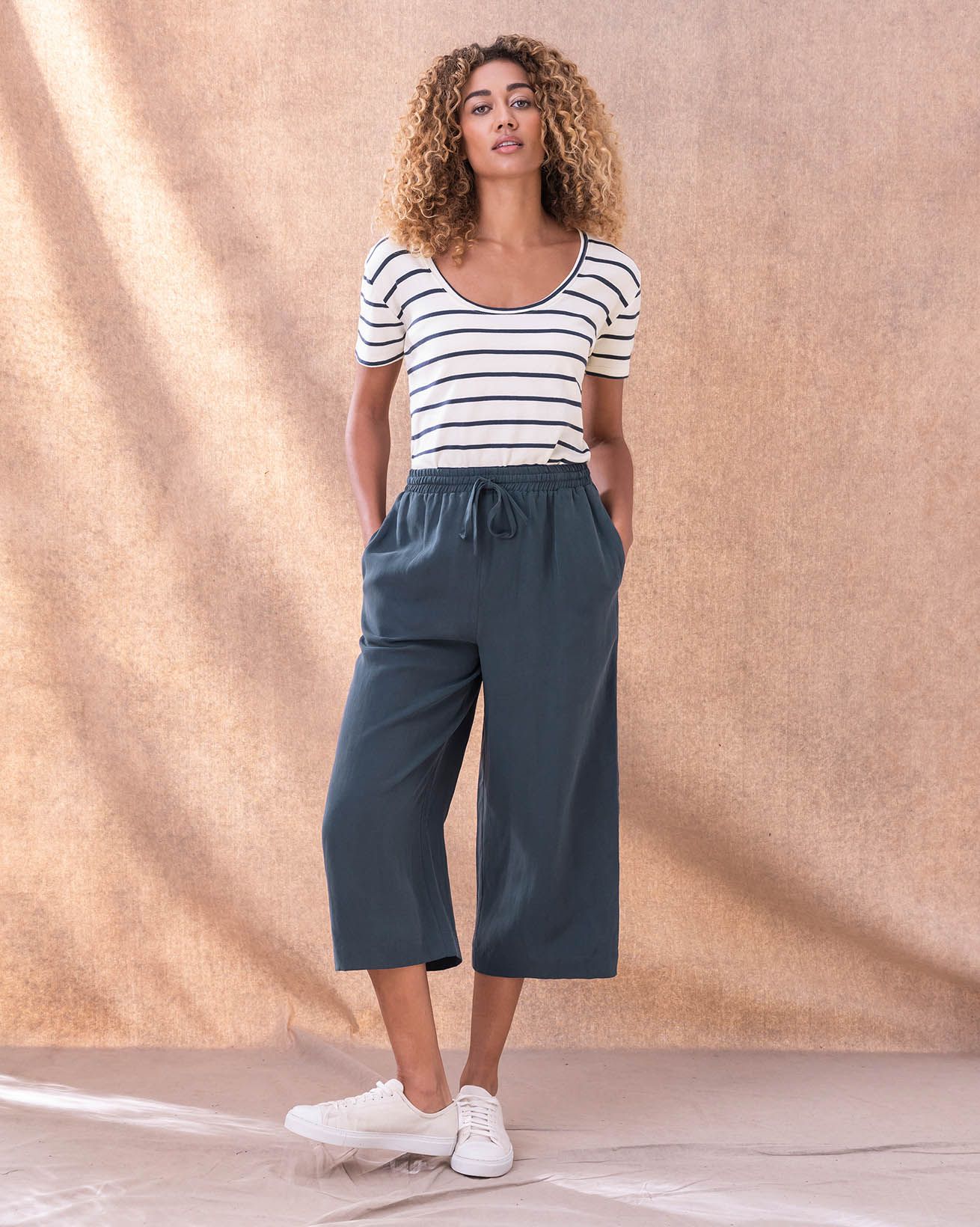 7957_lyocell-linen-cropped-trouser_navy-10_web.jpg