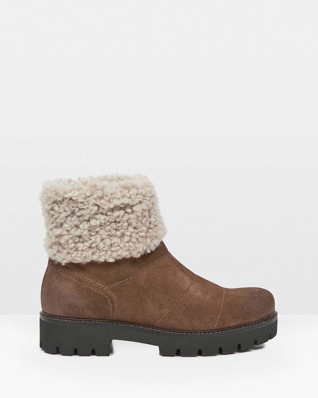 Kurzer Stiefel mit Schaffellstulpe