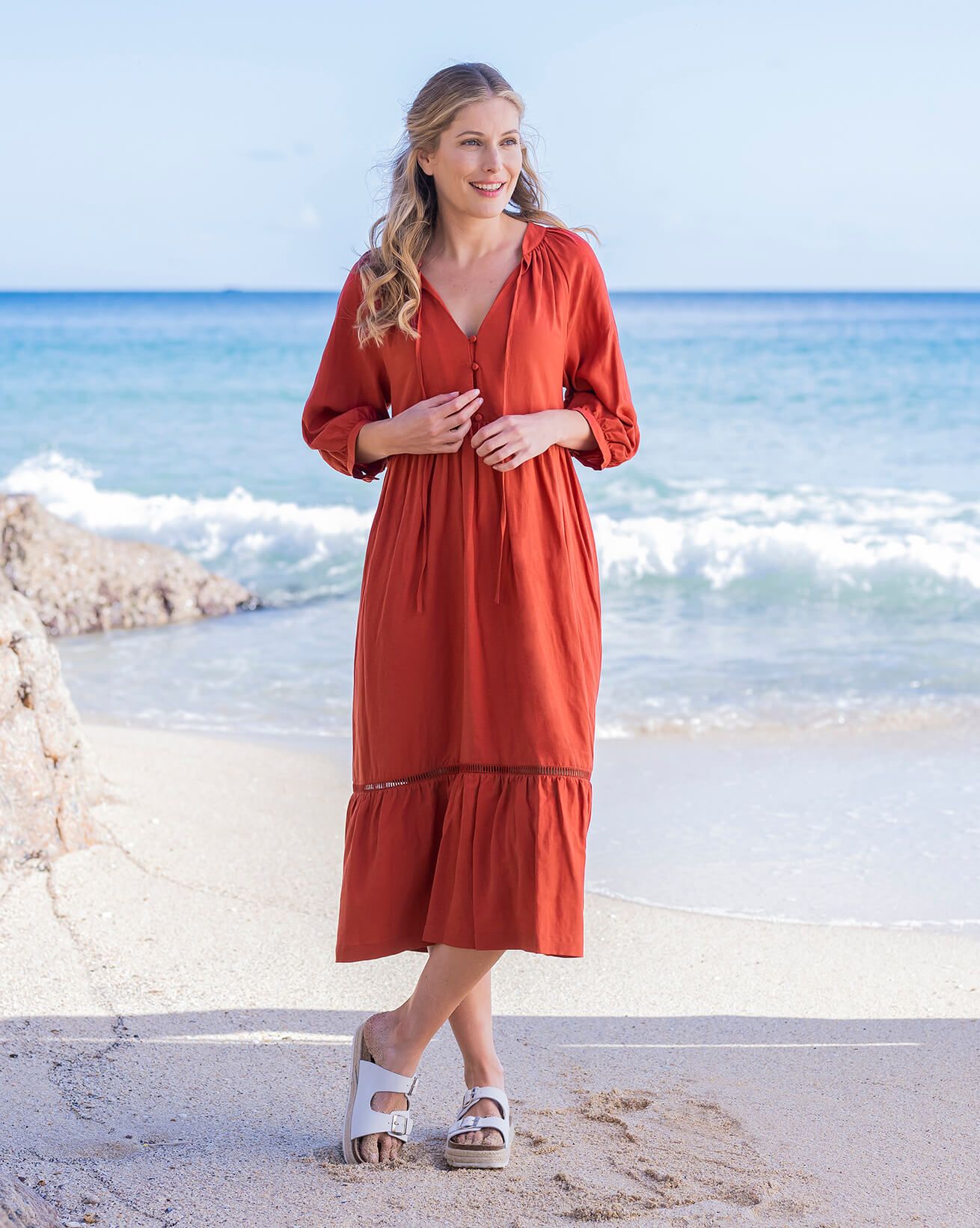 Robe longue à col ajouré