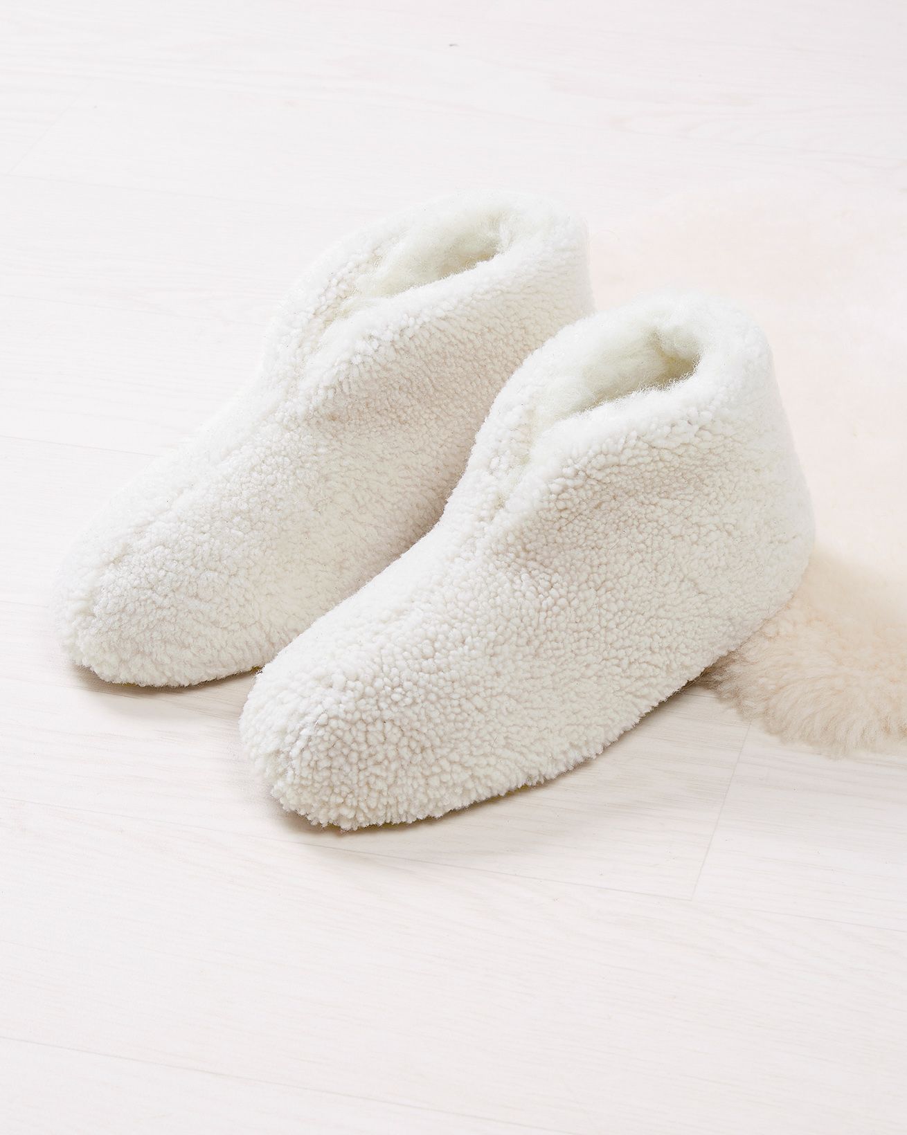 8485_teddy-sheepskin-soft-sole-bootee-slipper_ecru_lfs_web.jpg