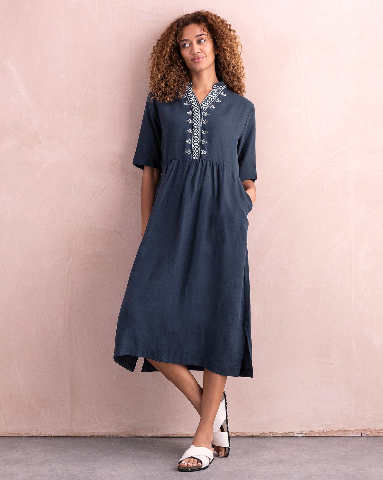 Robe midi manches courtes en lin brodé