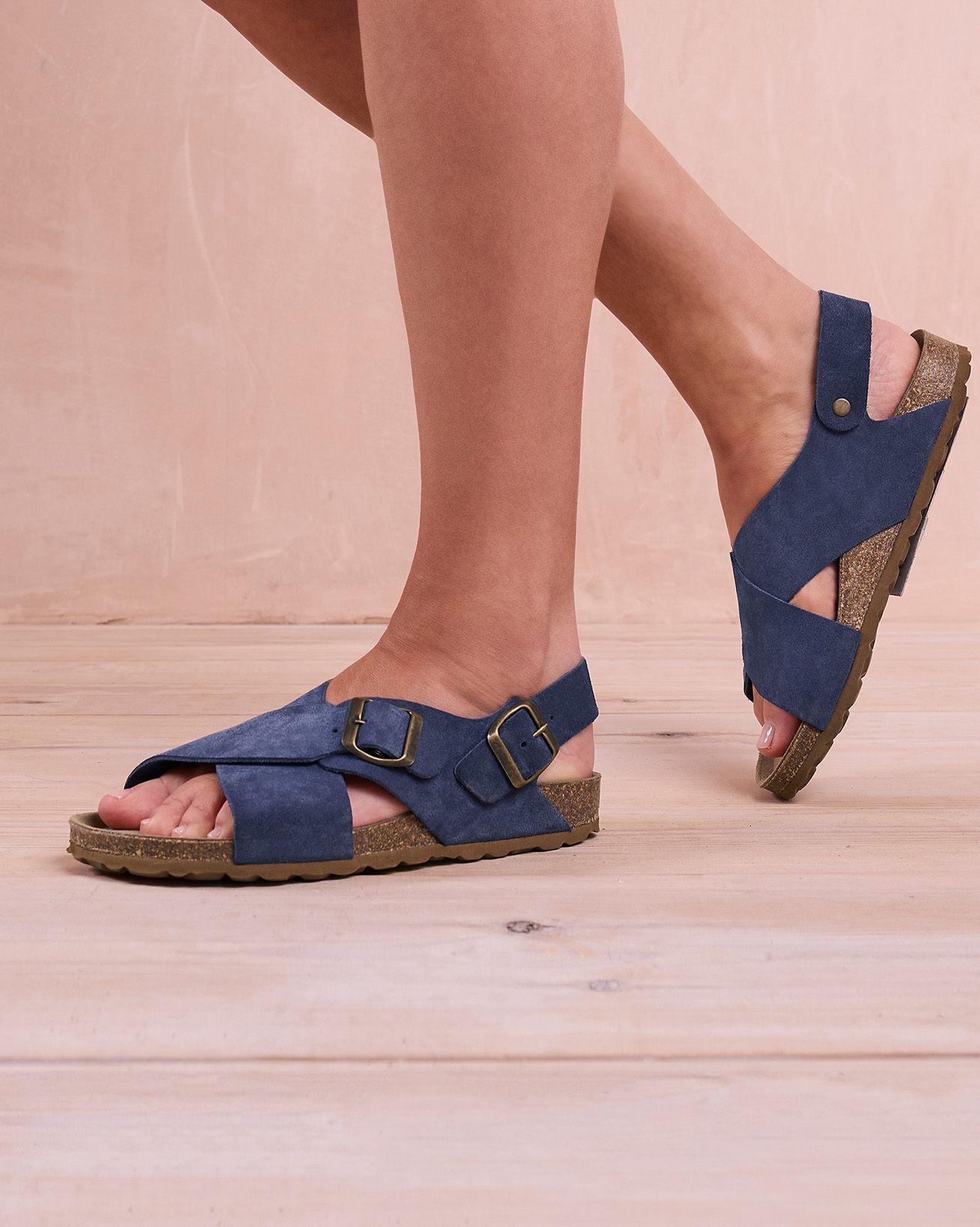 Sandalen mit überkreuzten Riemen und Schnalle