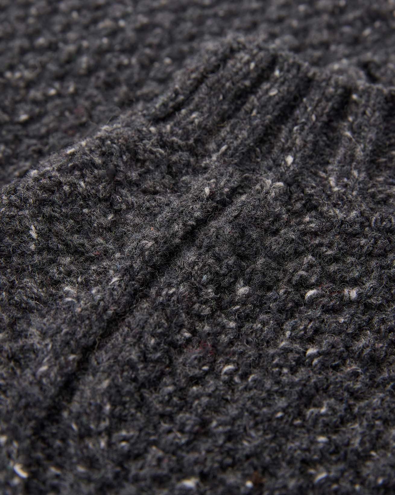 8528_Mens-Recycled-Cashmere-Merino-Moss-Stitch-Jumper_Charcoal_Detail-2_WEB.jpg