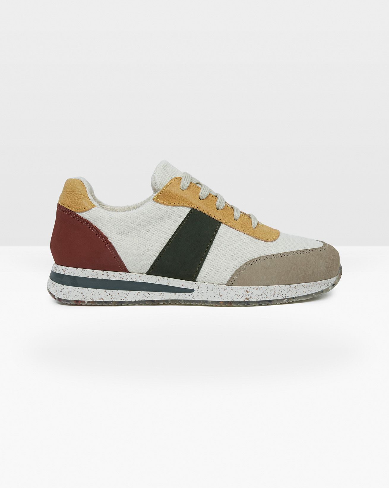 Sneaker mit Schnürung