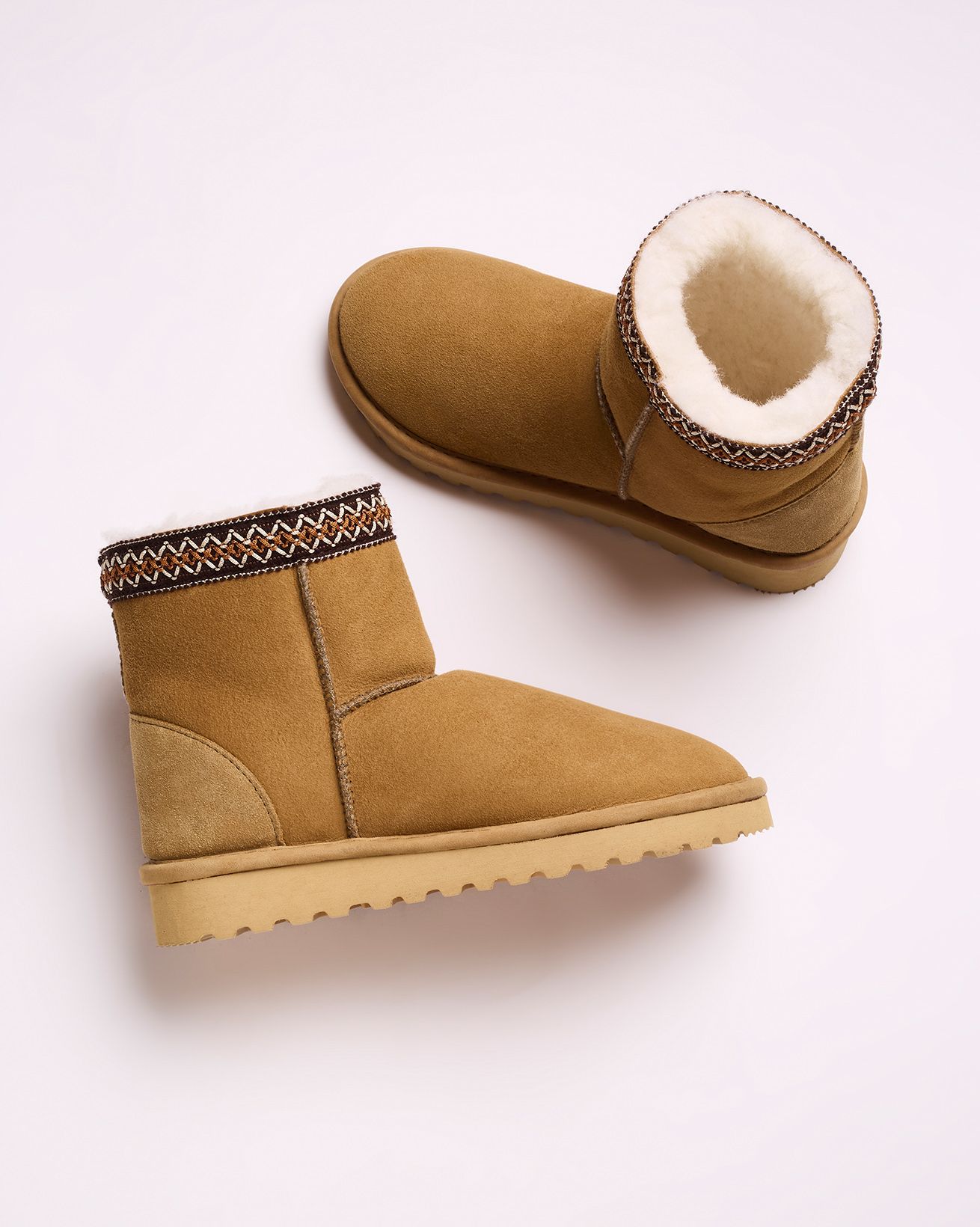 Lammfell Kurzstiefel mit Zopfbesatz