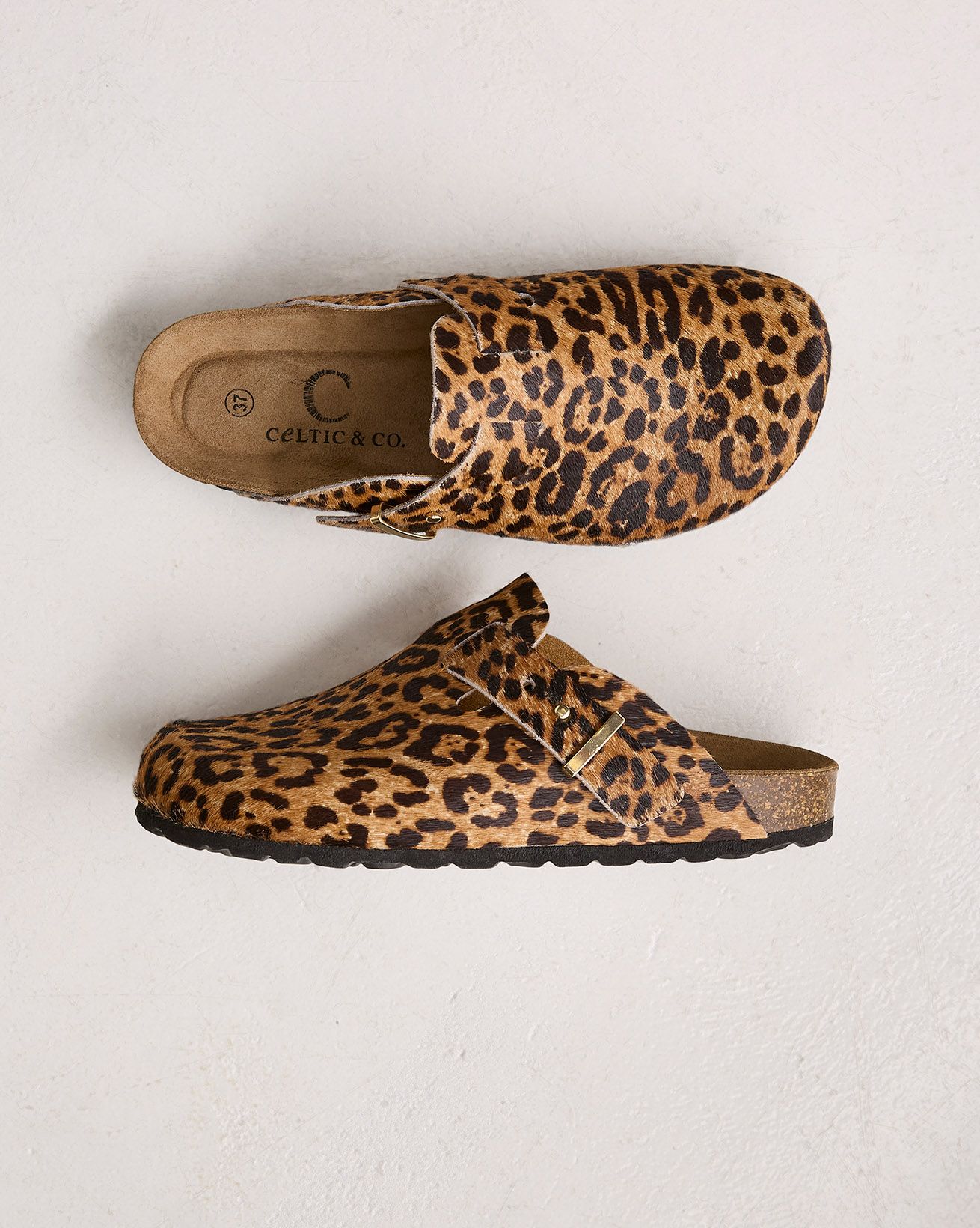 Clogs mit Riemen und Nieten