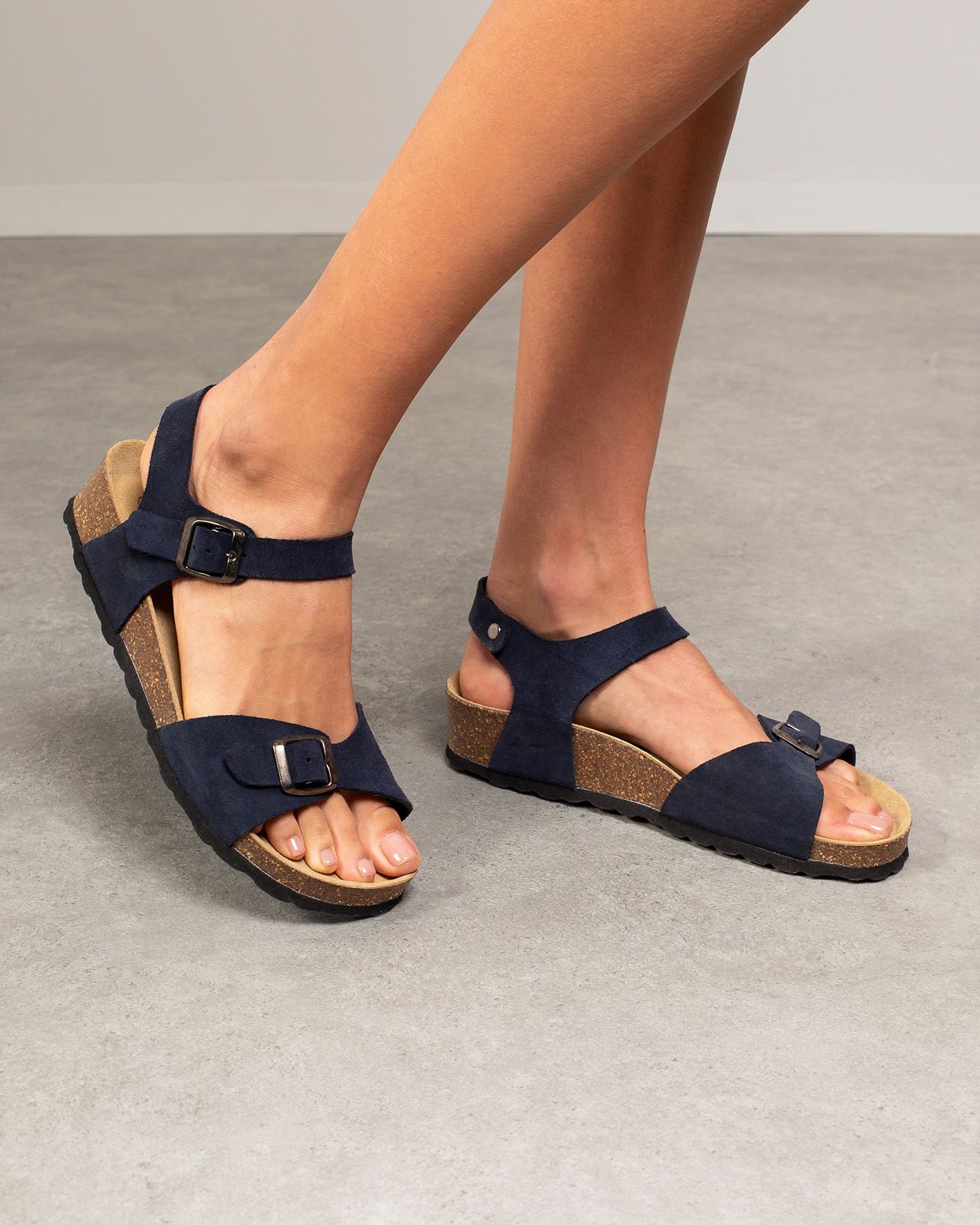 Sandalen mit doppelter Schnalle und niedrigem Keilabsatz