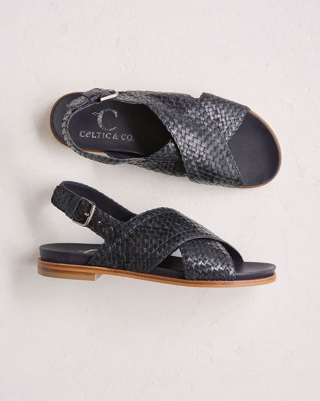 Sandalen mit gekreuzten und gewebten Lederriemen