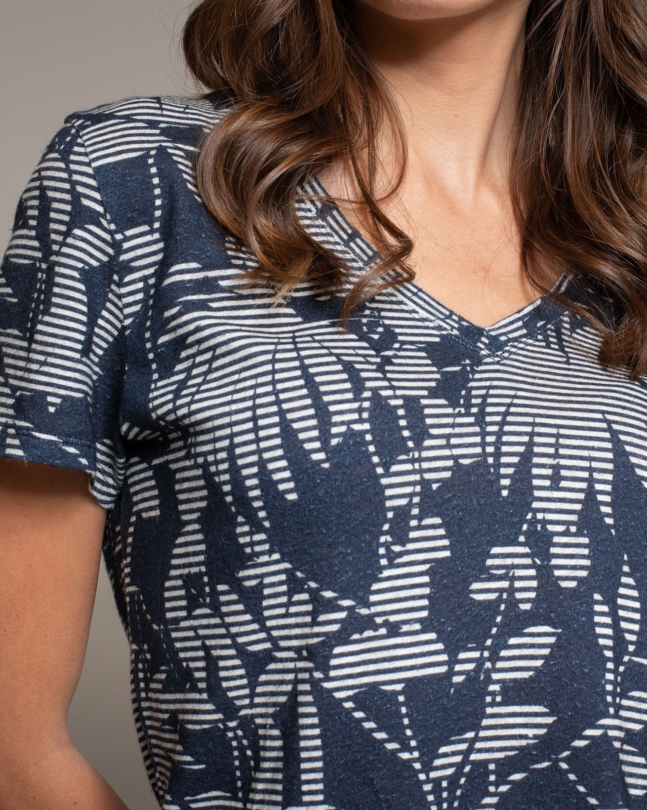 8421_Linen_Cotton_V_Neck_Tshirt_Navy_004_WEB.jpg