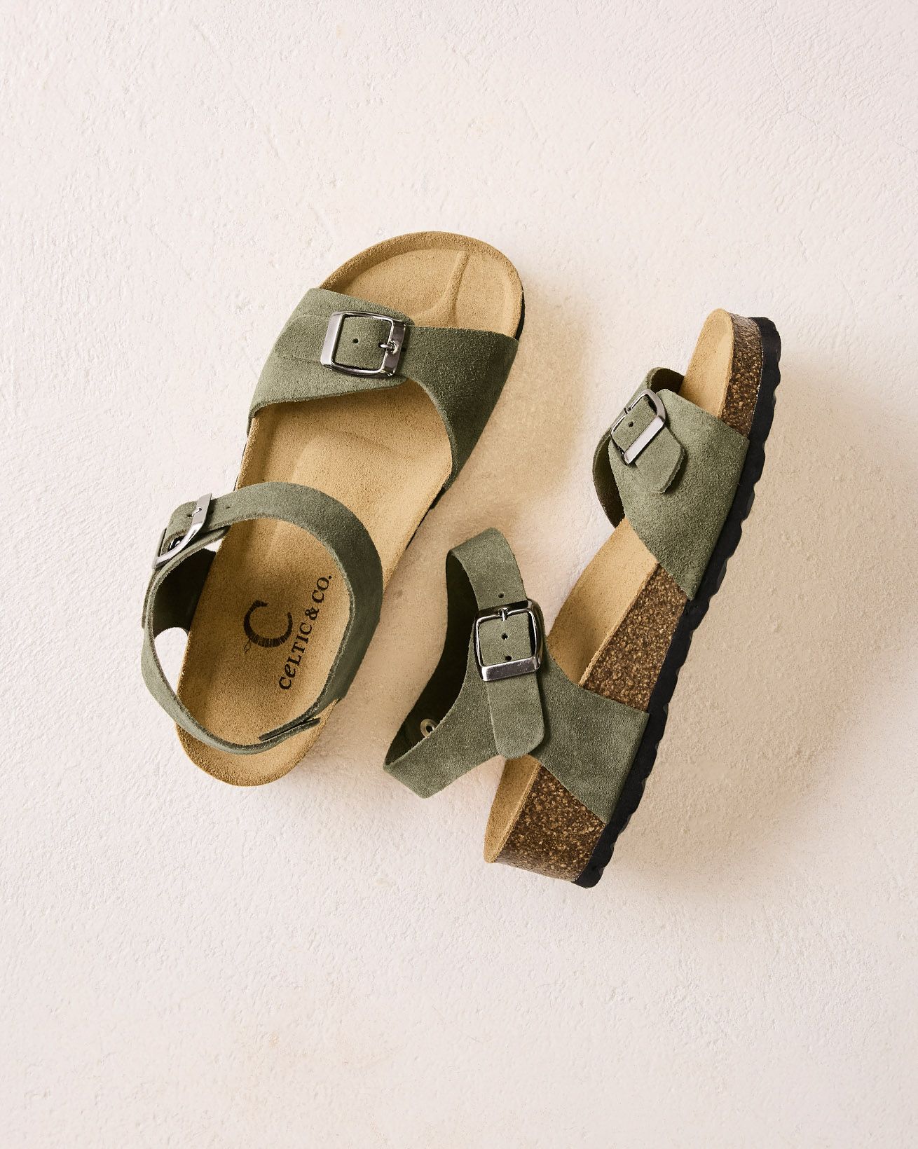 Sandalen mit doppelter Schnalle und niedrigem Keilabsatz