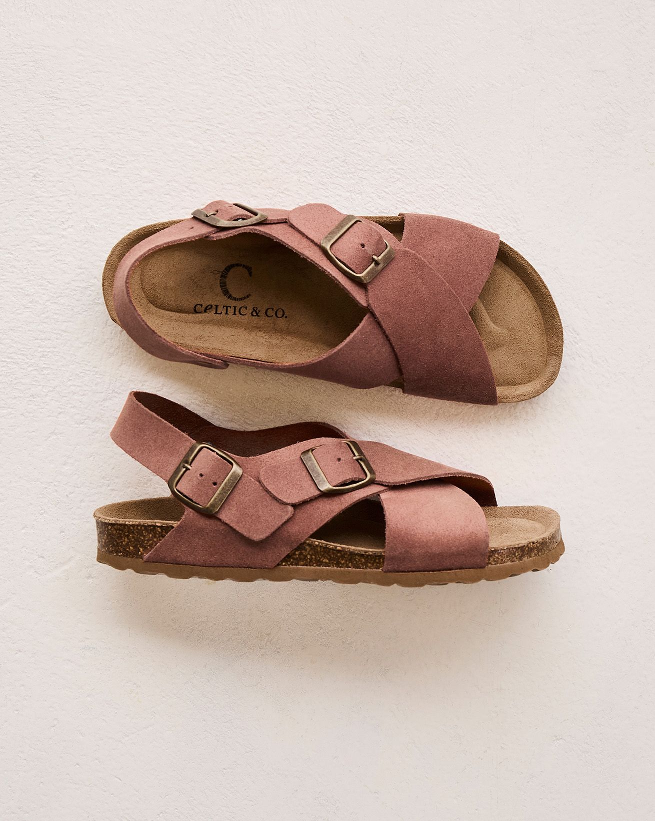 Sandalen mit überkreuzten Riemen und Schnalle
