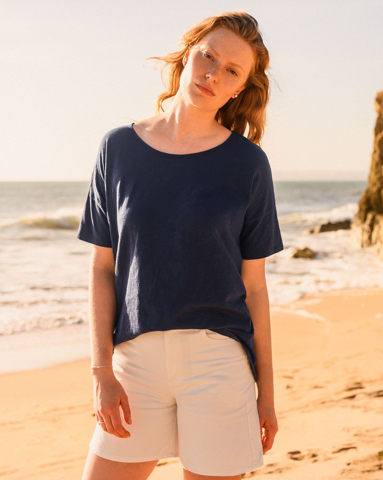 Slub-Jersey T-Shirt mit überschnittenen Schultern und Drapierung