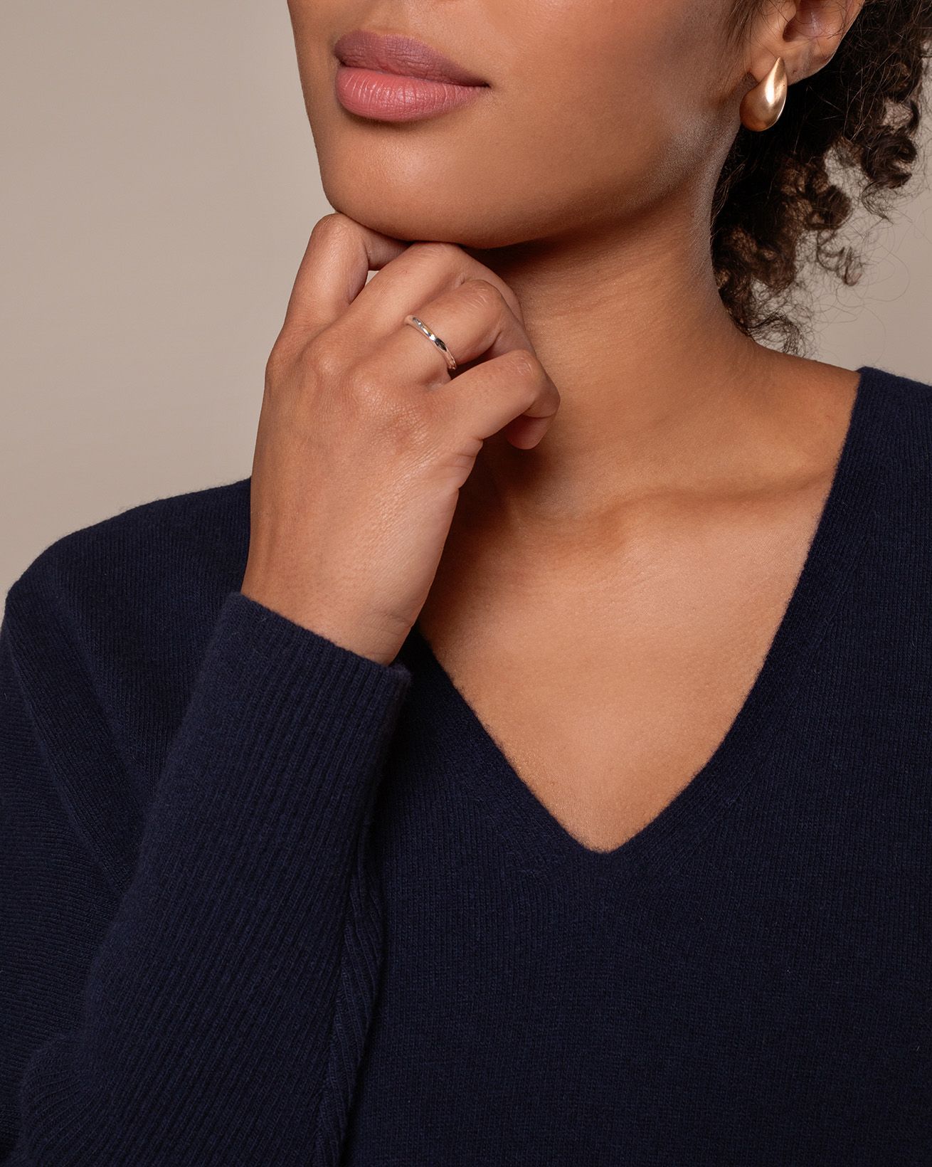 8796_Lambswool_Slouch_V_Neck_Jumper_Navy_3_WEB.jpg