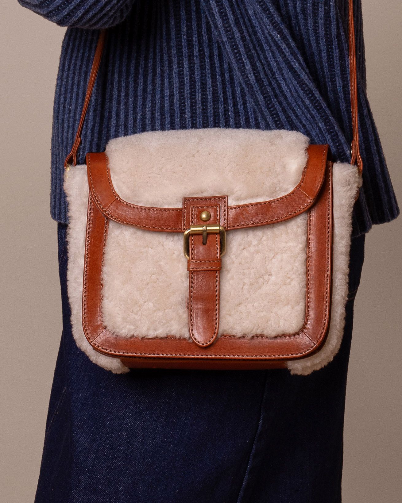 8851_Leather_Trim_Sheepskin_Cross_Body_Bag_Tan_Ecru_35_WEB.jpg