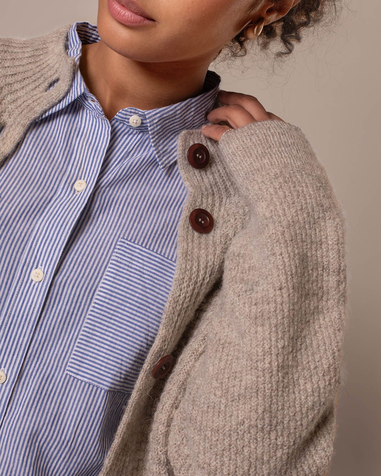 8913_British_Wool_Moss_Stich_Cardi_Undyed_Taupe_30_WEB.jpg