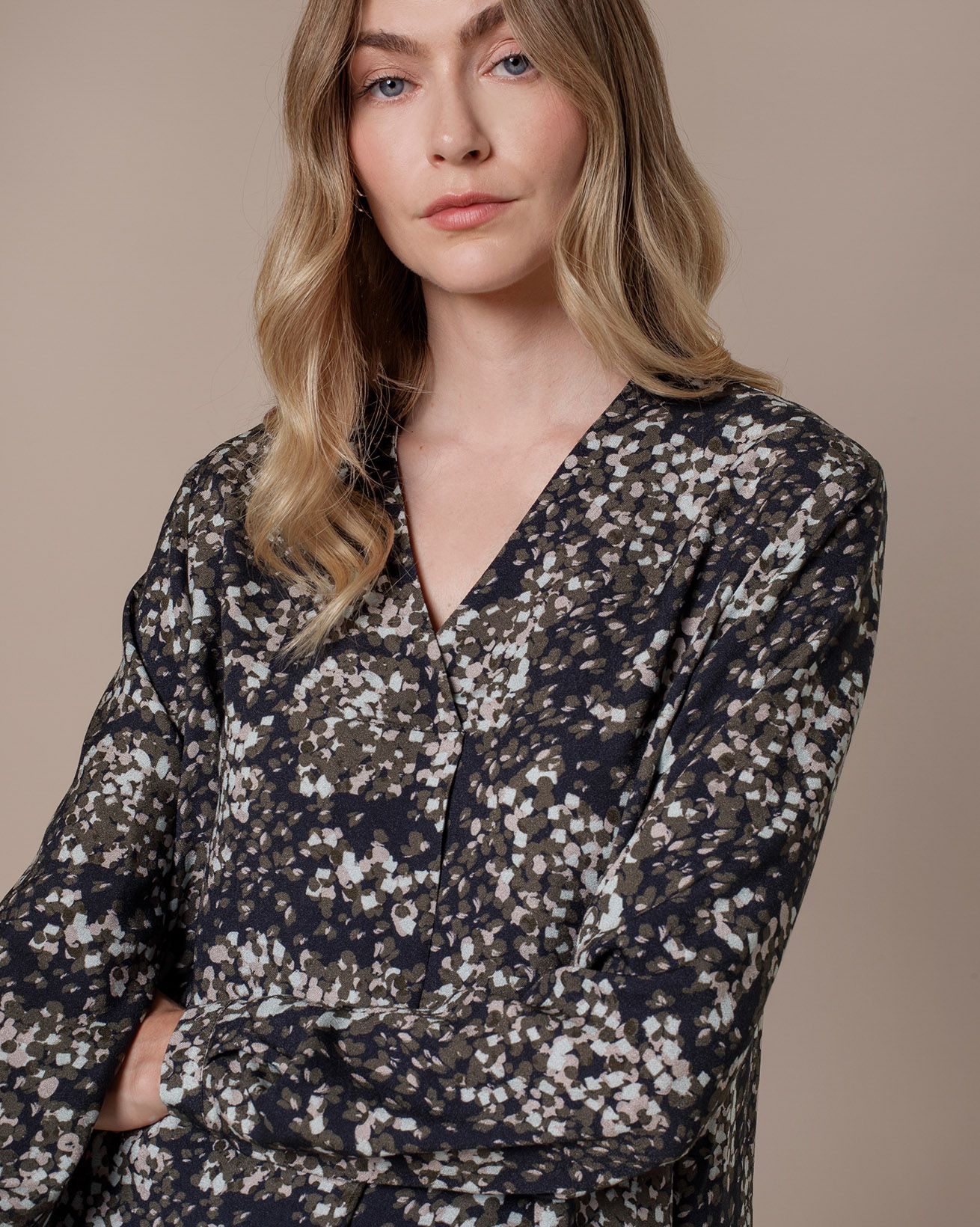 8968_Pleat_Detail_Knee_Length_Dress_Blue_Graphite_Confetti_Print_186_WEB.jpg