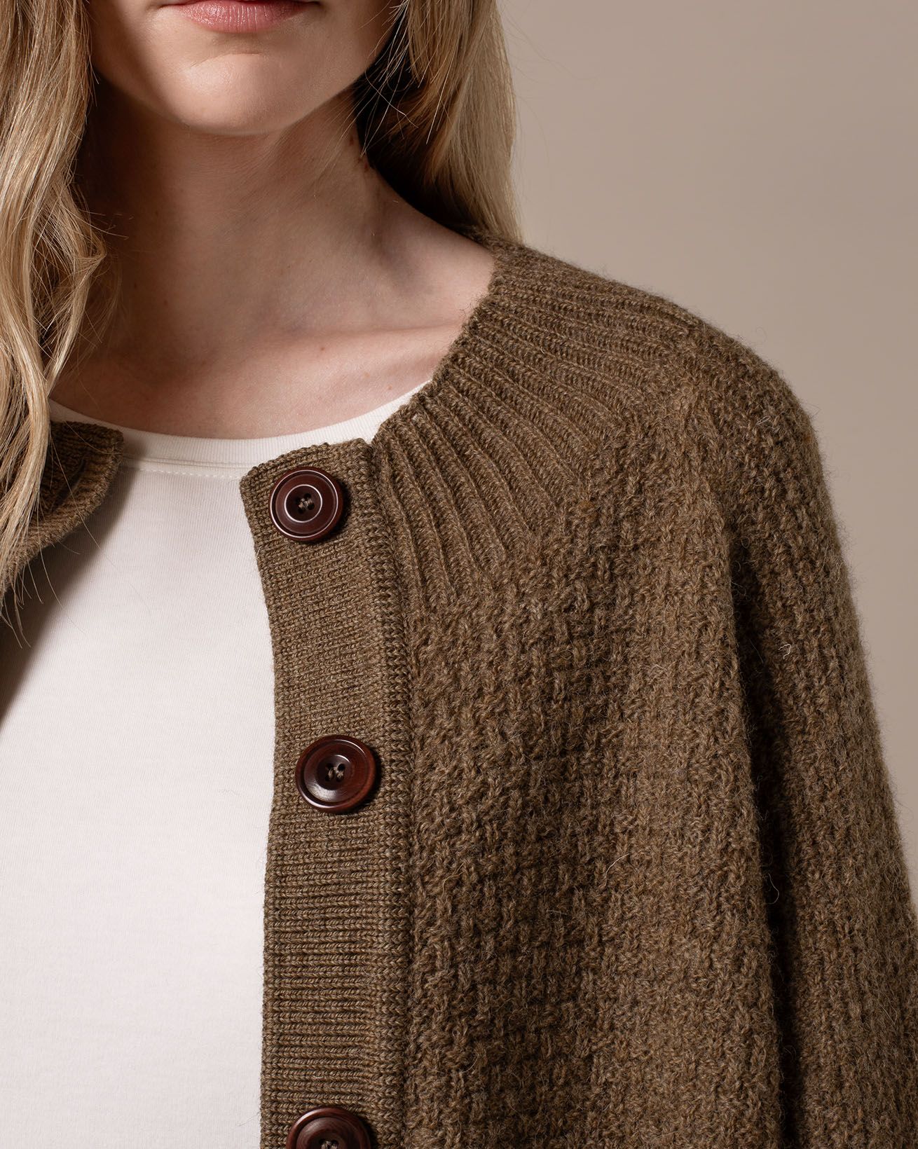 8913_British_Wool_Moss_Stitch_Cardi_Walnut_186_WEB.jpg