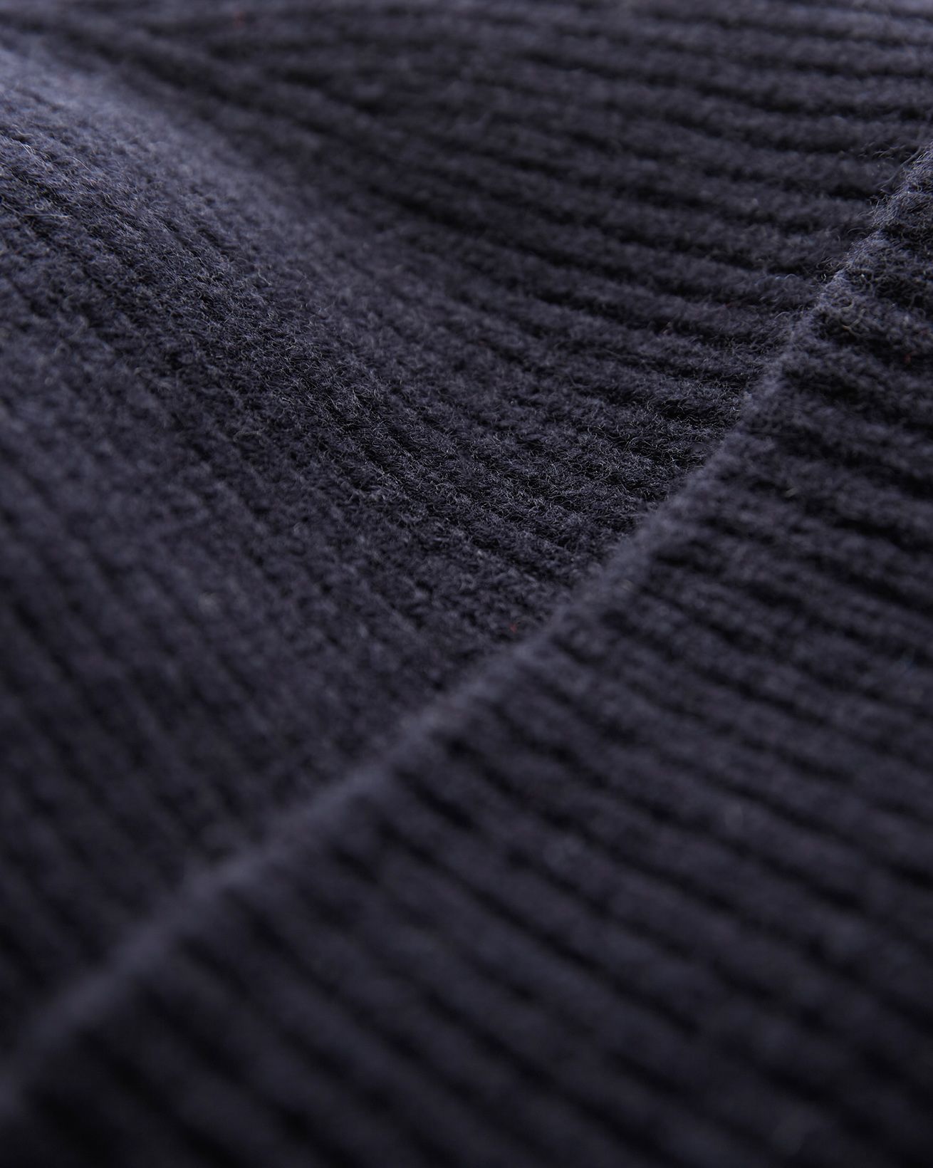 8884_Lambswool_Minimal_Rib_Beanie_Navy_Detail_WEB.jpg