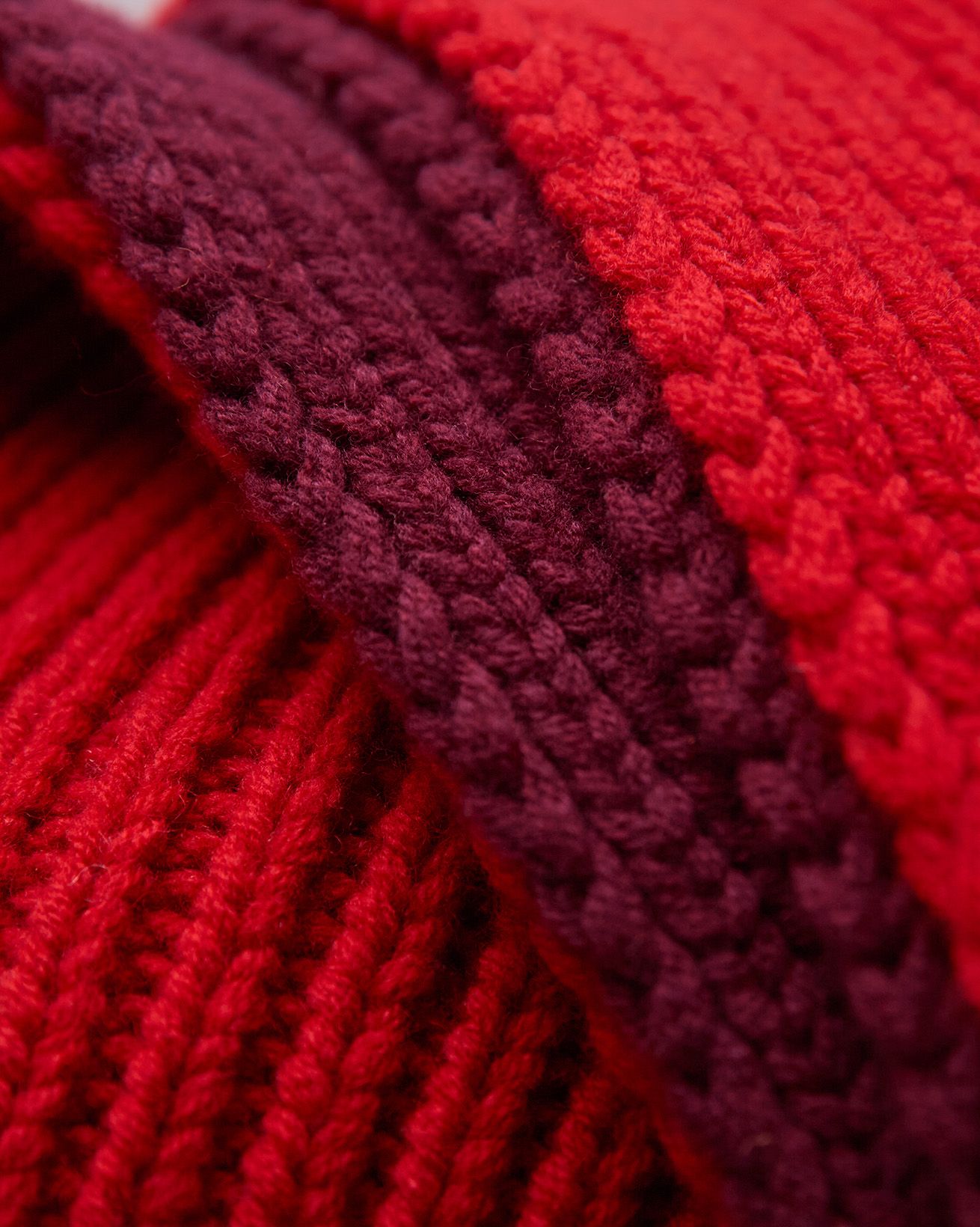 8251_Lambswool_Colourblock_Scarf_Merlot_Detail_1_WEB.jpg