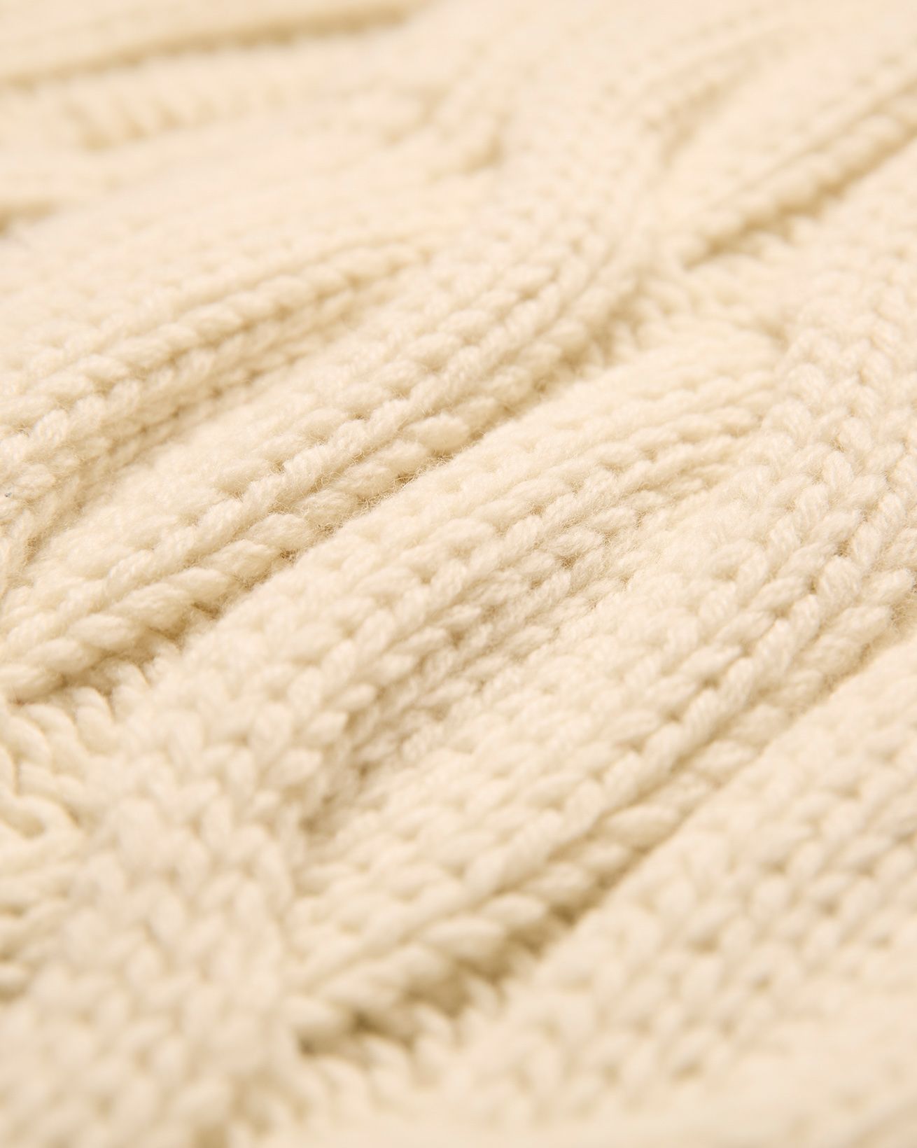 8938_Oversized_Cable_Scarf_Ecru_Detail_2_WEB.jpg