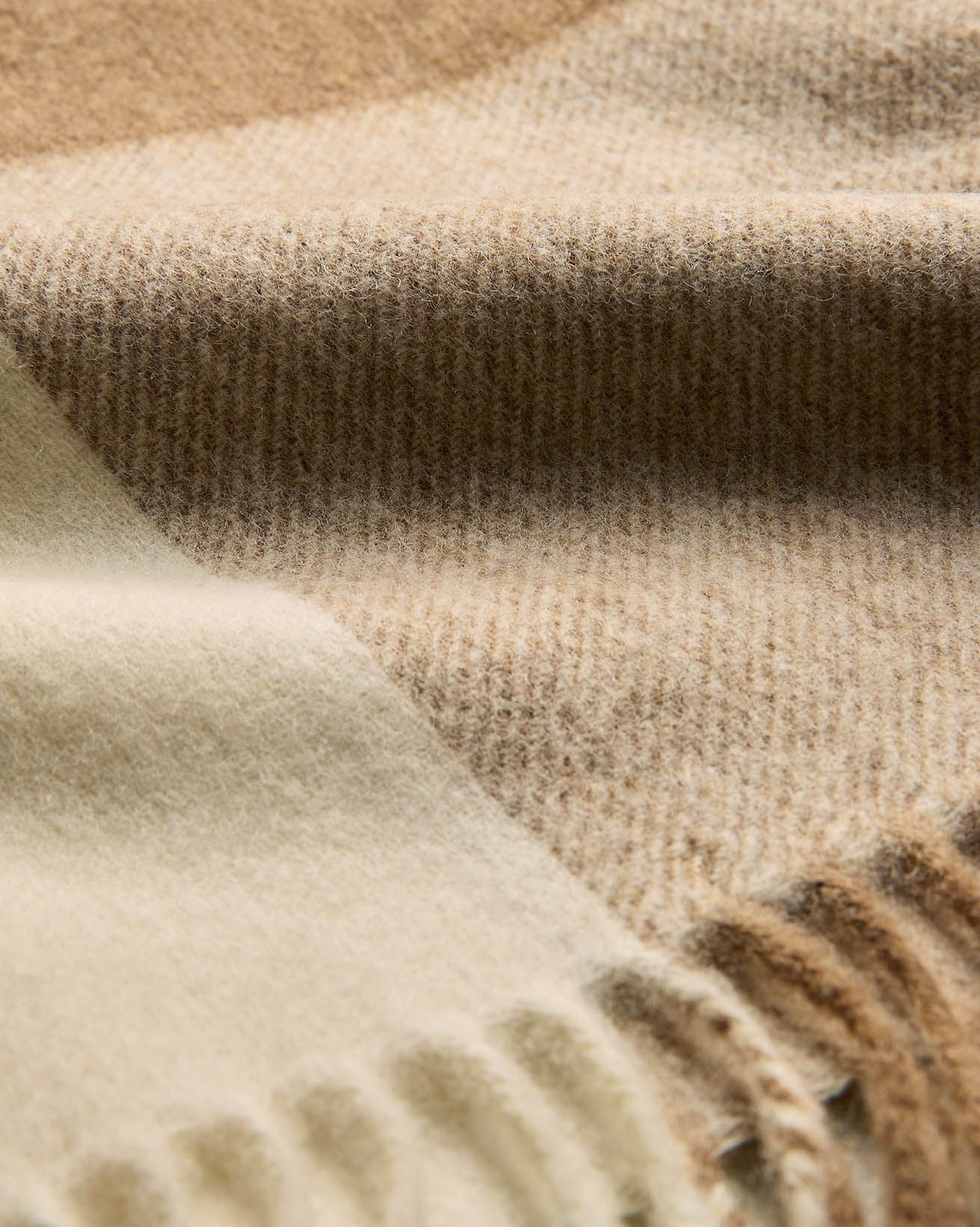 8388_Merino_Lambswool_Check_Throw_Beige_Detail_2_WEB.jpg