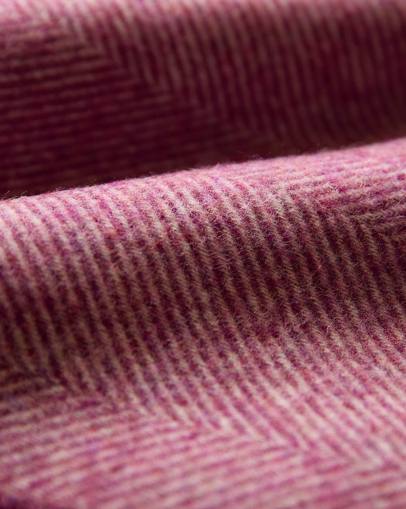 7870_Shetland_Wool_Throw_Sloeberry_Detail_1_WEB.jpg