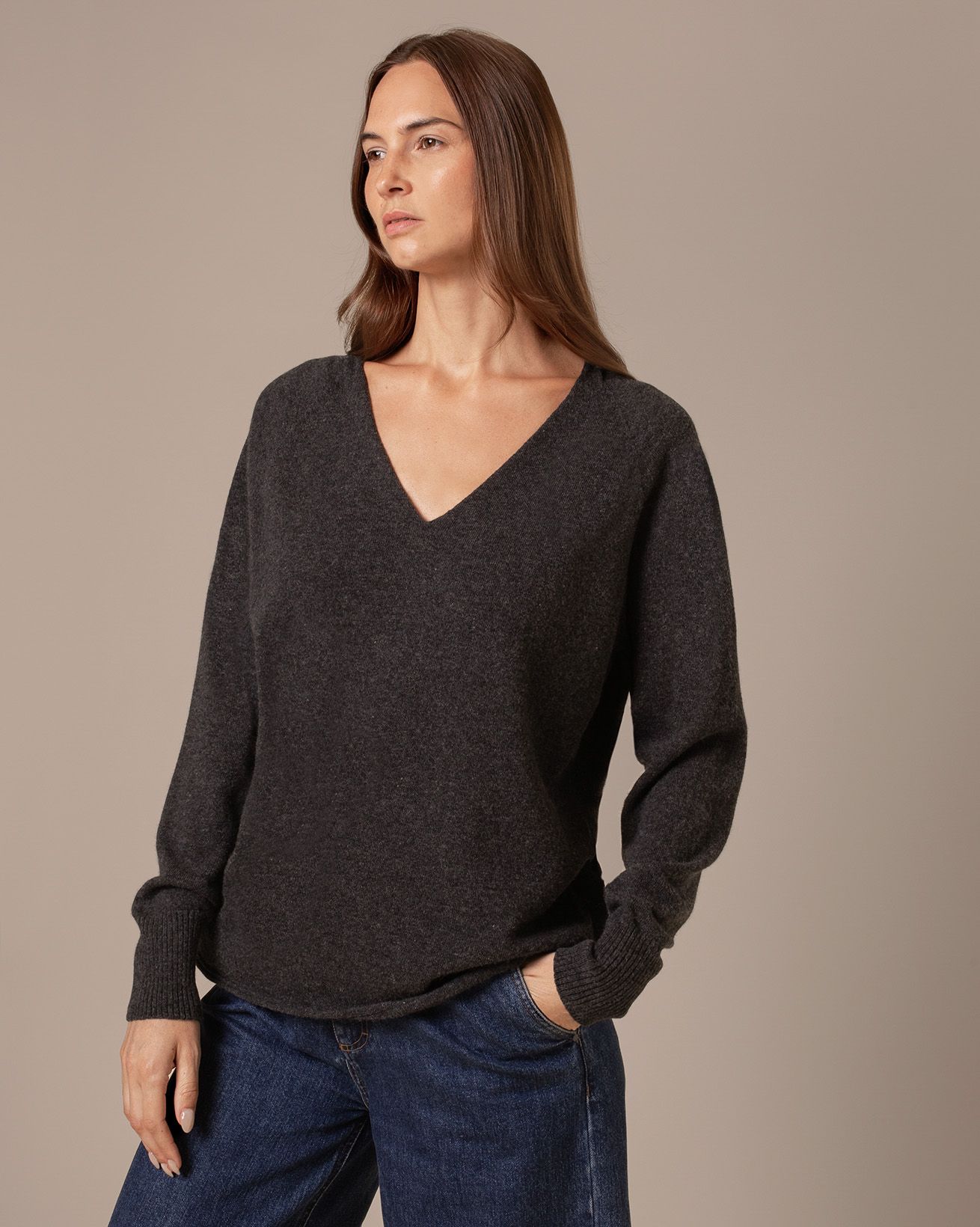 8222_Geelong_Slouch_V_Neck_Charcoal-160_WEB.jpg
