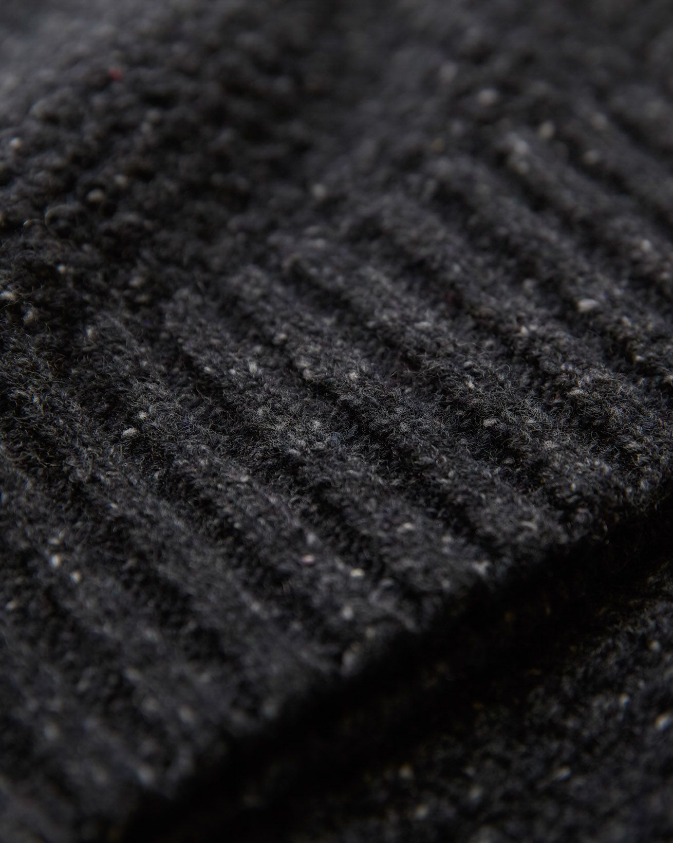 8933_Mens_Recycled_Cashmere_Merino_Moss_Stitch_Jumper_Charcoal_Detail_3_WEB.jpg