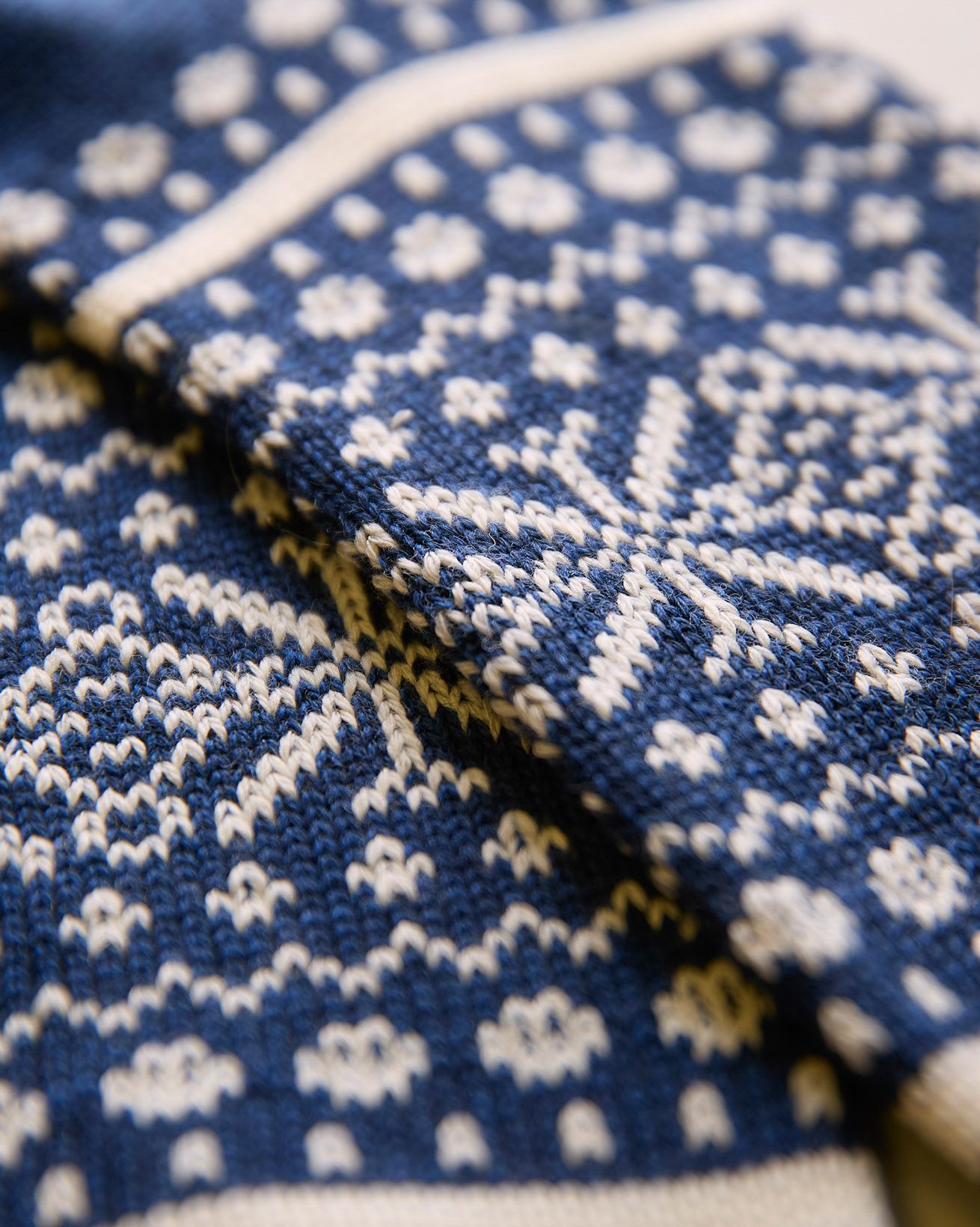 7890_Mens_Merino_Cotton_Fair_Isle_Sock_Denim_Ecru_Detail_WEB.jpg
