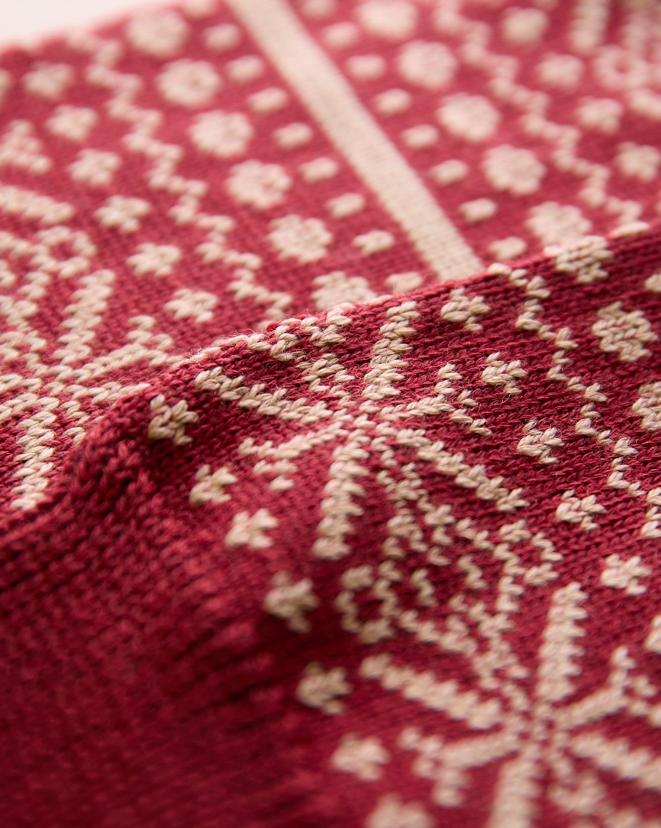 7890_Mens_Merino_Cotton_Fair_Isle_Sock_Merlot_Oatmeal_Detail_WEB.jpg