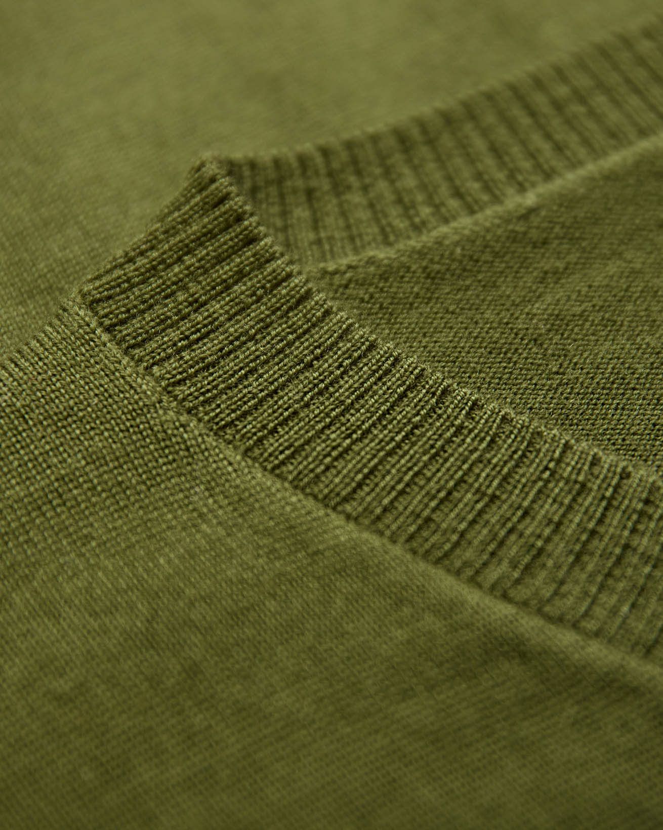 9046_Fine_Knit_Merino_Slouchy_V_Neck_Jumper_Olive_Detail_1_WEB.jpg