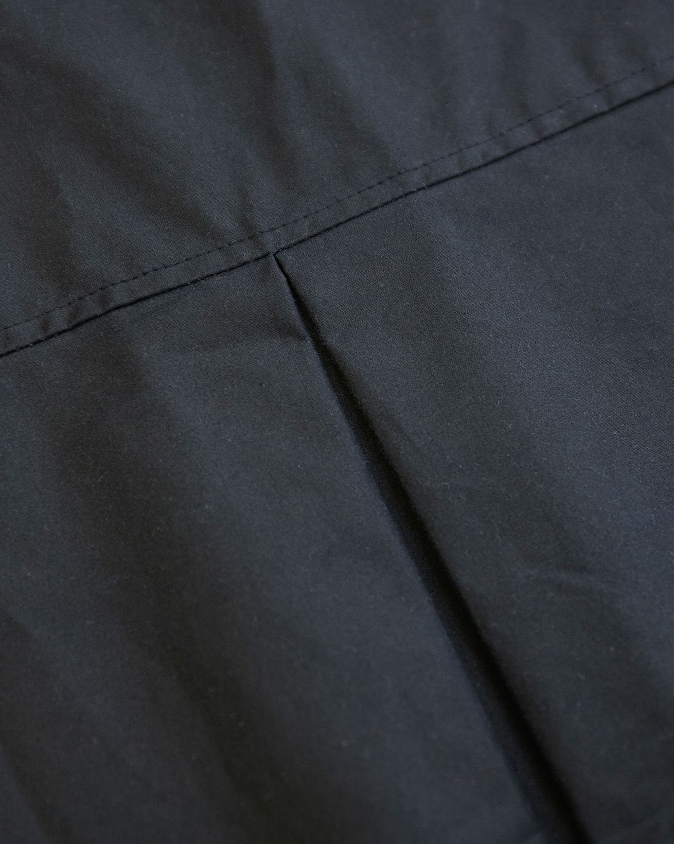9070_Pleat_Back_Waxed_Jacket_Dark_Navy_Detail_1_WEB.jpg