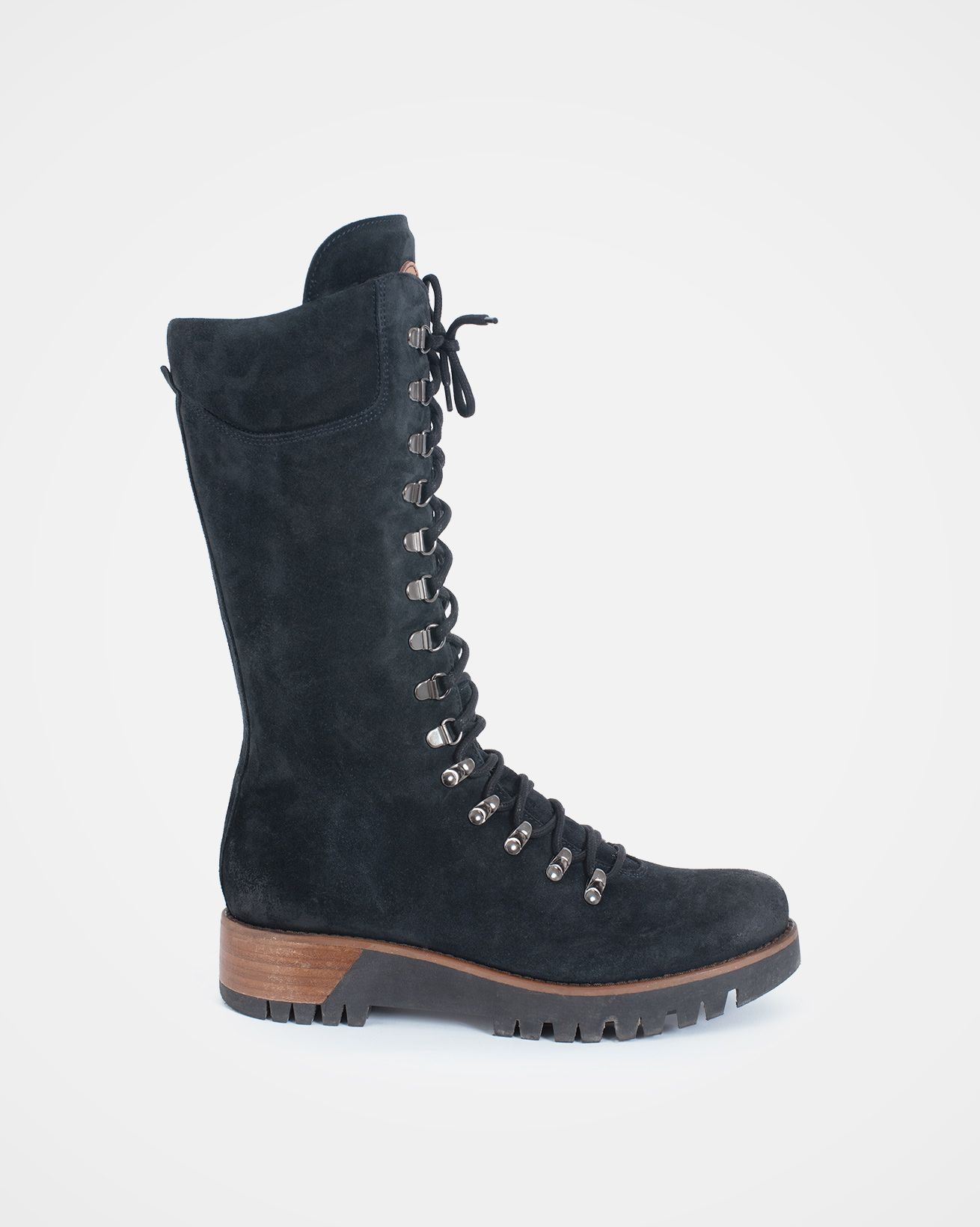 7082_wilderness-boots_midnight-blue_outside.jpg