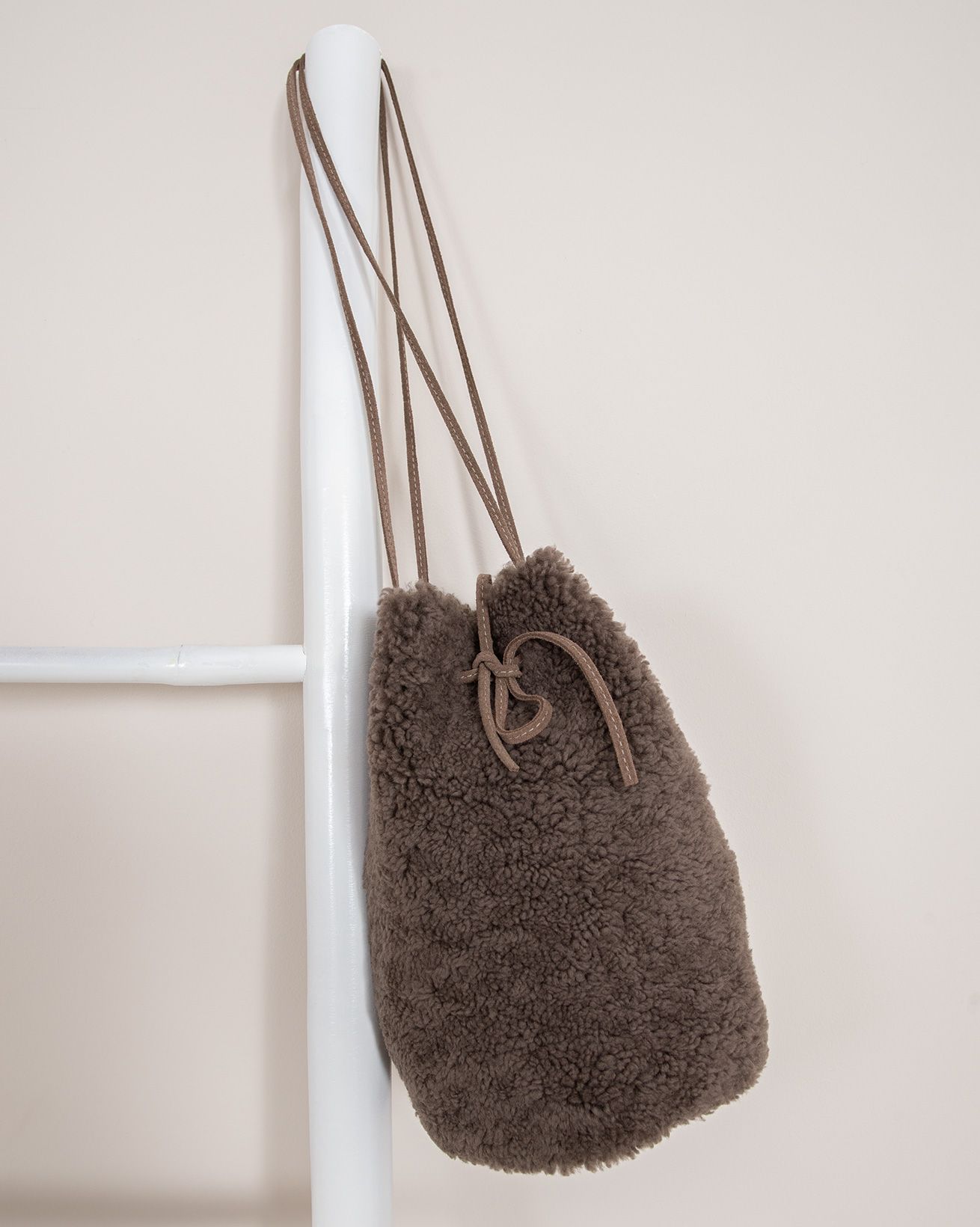 Schaffelltasche mit Kordelzug