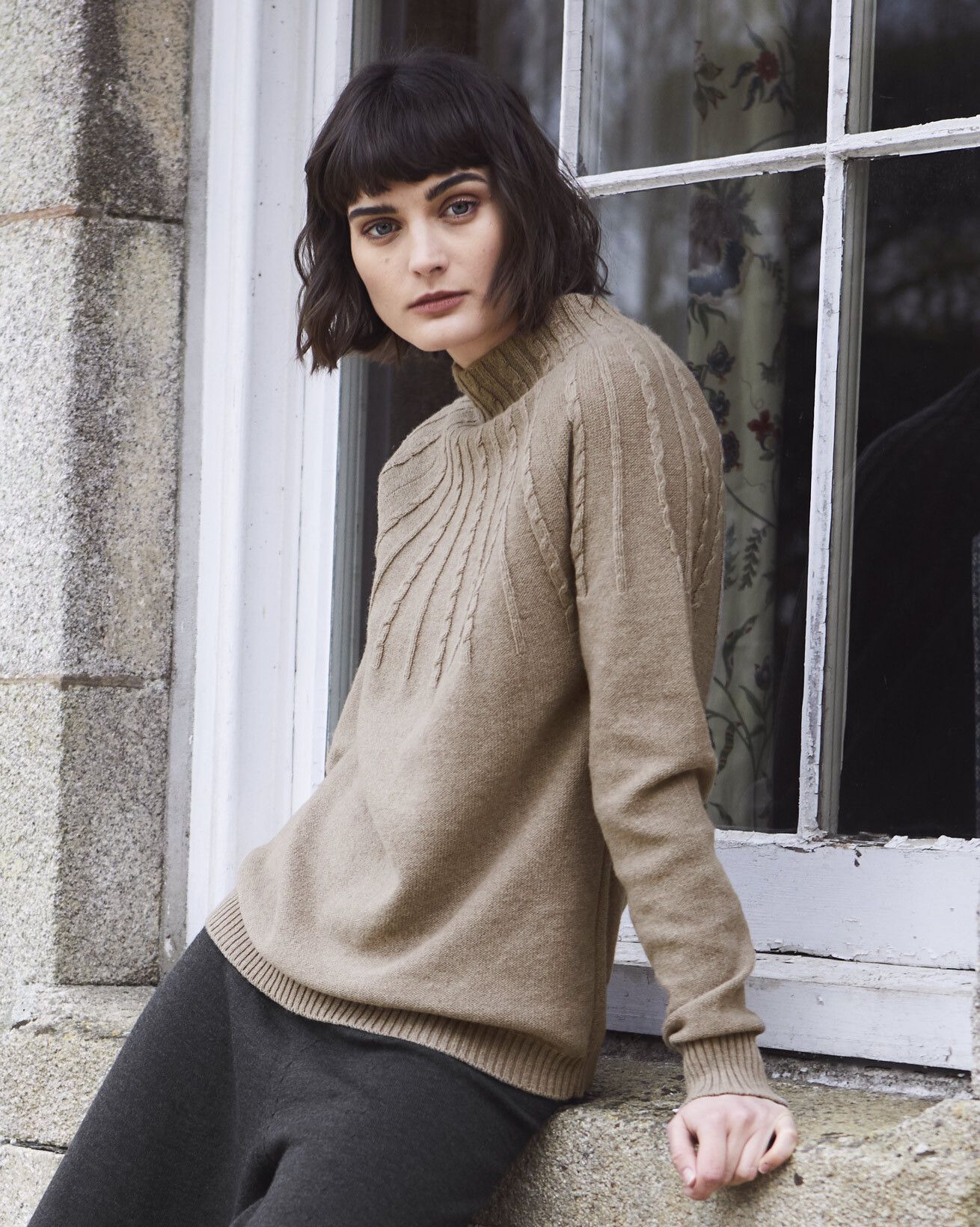 Pullover mit Zopfmuster-Passe und Trichterkragen