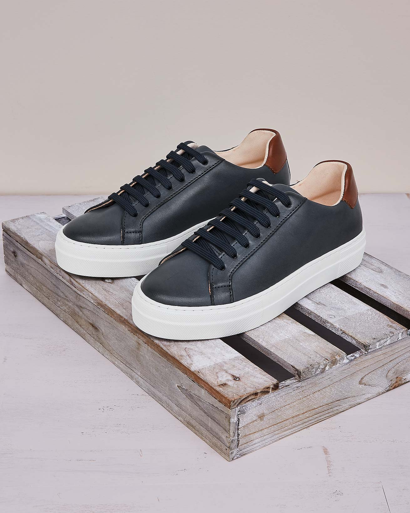 7835_low-top-trainer_navy_lfs_web.jpg